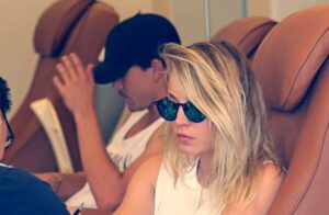 Kaley Cuoco voltea la página de un raquetazo