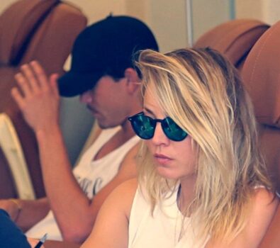 Kaley Cuoco voltea la página de un raquetazo