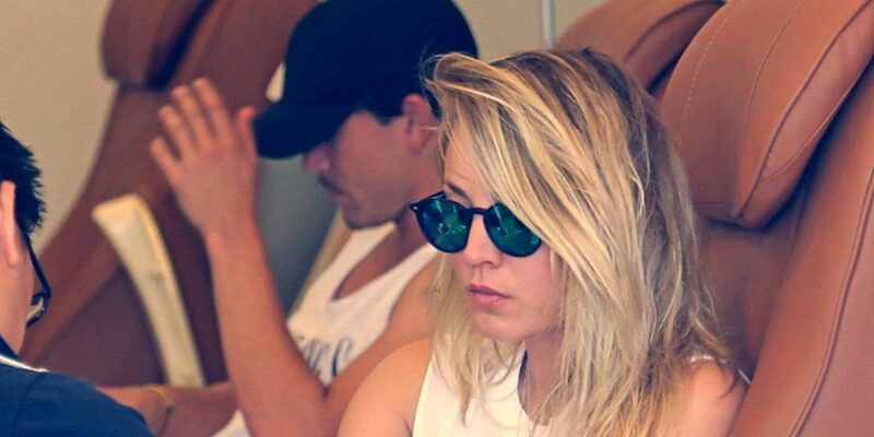 Kaley Cuoco voltea la página de un raquetazo