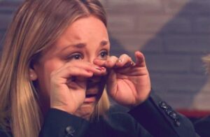 Briana Cuoco emociona a su hermana Kaley en The Voice