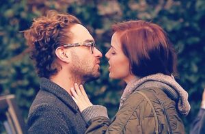 Johnny Galecki y Kelli Garner se separan amistosamente