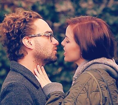 Johnny Galecki y Kelli Garner se separan amistosamente