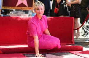 Kaley Cuoco recibe su estrella en el Paseo de la Fama de Hollywood