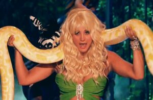 Kaley Cuoco recrea «Slave for You», de Britney Spears, con todo y serpiente.