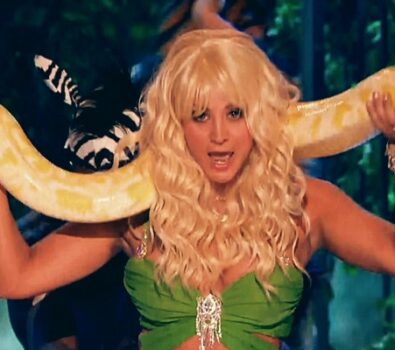 Kaley Cuoco recrea «Slave for You», de Britney Spears, con todo y serpiente. Kaley Cuoco recrea «Slave for You», de Britney Spears, con todo y serpiente.