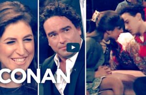 Mayim Bialik y Johnny Galecki recuerdan su beso adolescente y algo más
