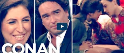 Mayim Bialik y Johnny Galecki recuerdan su beso adolescente y algo más