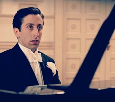 Simon Helberg junto a Meryl Streep y Hugh Grant en Florence Foster Jenkins