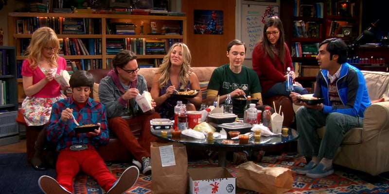 Grupo cenando juntos en el departamento 4A