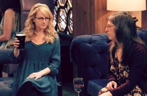 Melissa Rauch y Mayim Bialik renuevan, aunque sin conseguir la paridad salarial