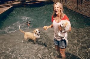 ¿Quién rescató a quién?: Kaley Cuoco, actriz y rescatadora de animales con el pit bull que cambió su vida