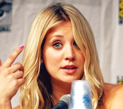 Kaley Cuoco lanza su propia productora, firma con Warner Bros. TV y acuerda su primera serie limitada, que ella protagonizará Kaley Cuoco lanza su propia productora, firma con Warner Bros. TV y acuerda su primera serie limitada, que ella protagonizará