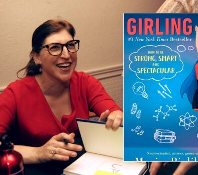 Mayiam Bialik anuncia su nuevo libro, ‘Boying Up: Cómo ser atrevido, valiente y brillante'(2018) Mayiam Bialik anuncia su nuevo libro, ‘Boying Up: Cómo ser atrevido, valiente y brillante'(2018)