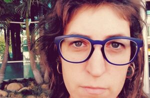 Mayim Bialik cede a la presión y se disculpa por algo que no dijo
