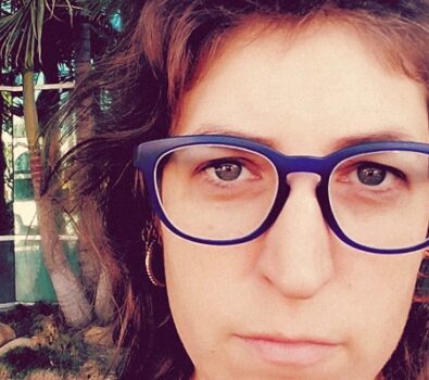 Mayim Bialik cede a la presión y se disculpa por algo que no dijo