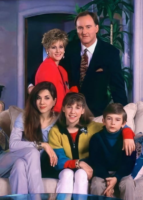 Molloy, la familia Martin Walker con Jennifer Aniston y Mayim Bialik