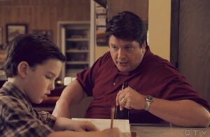 ¿Por qué George Cooper, padre, es tan diferente en Young Sheldon y The Big Bang Theory?