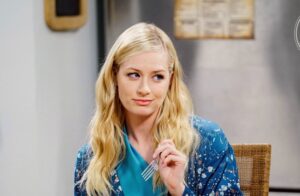 Una primera mirada a Beth Behrs en The Big Bang Theory, y ella se pone muy cómoda junto a Raj