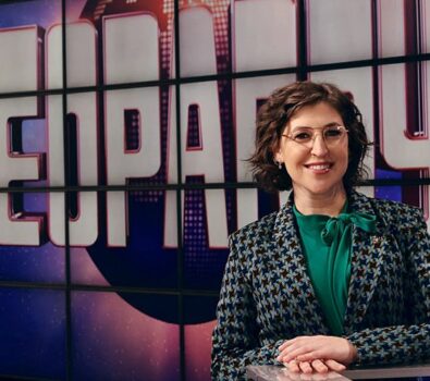 Actriz de The Big Bang Theory debuta como presentadora invitada de Jeopardy Actriz de The Big Bang Theory debuta como presentadora invitada de Jeopardy
