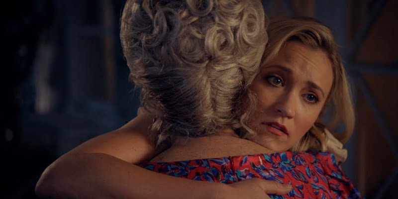 Young Sheldon 5x19 Reseña, Mandy abraza a Meemaw