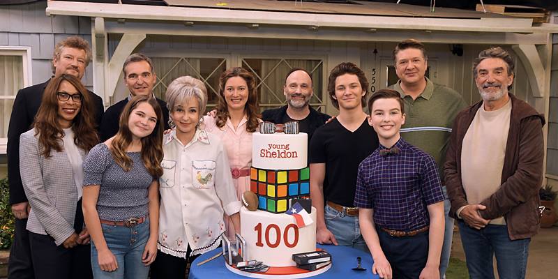 Young Sheldon y el pastel de los 100 episodios