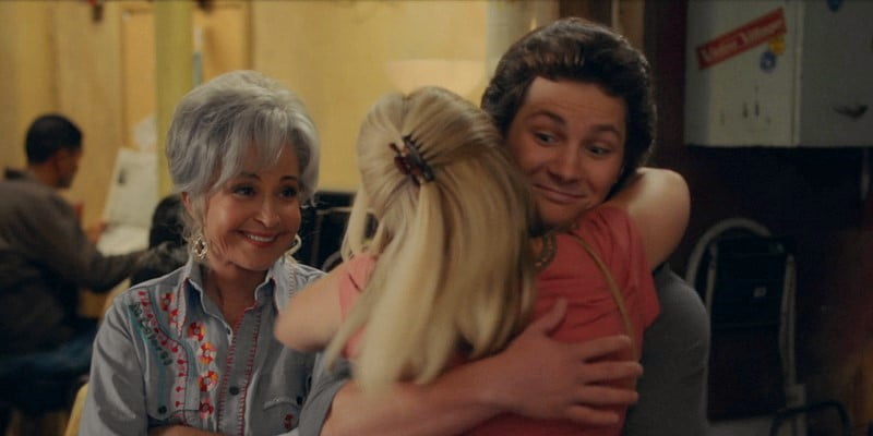 Young Sheldon 6x06 Mandy abraza a Georgie