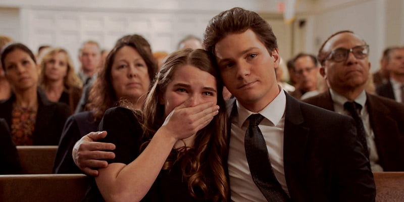 Young Sheldon 7x13 Missy y Georgie en el funeral