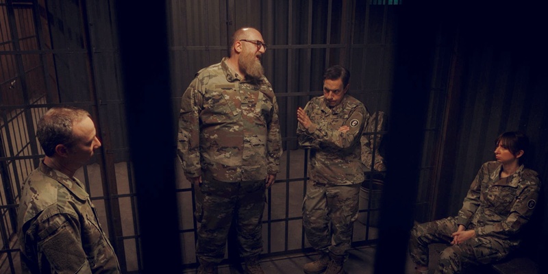 Stuart Fails 1x08 en la cárcel militar